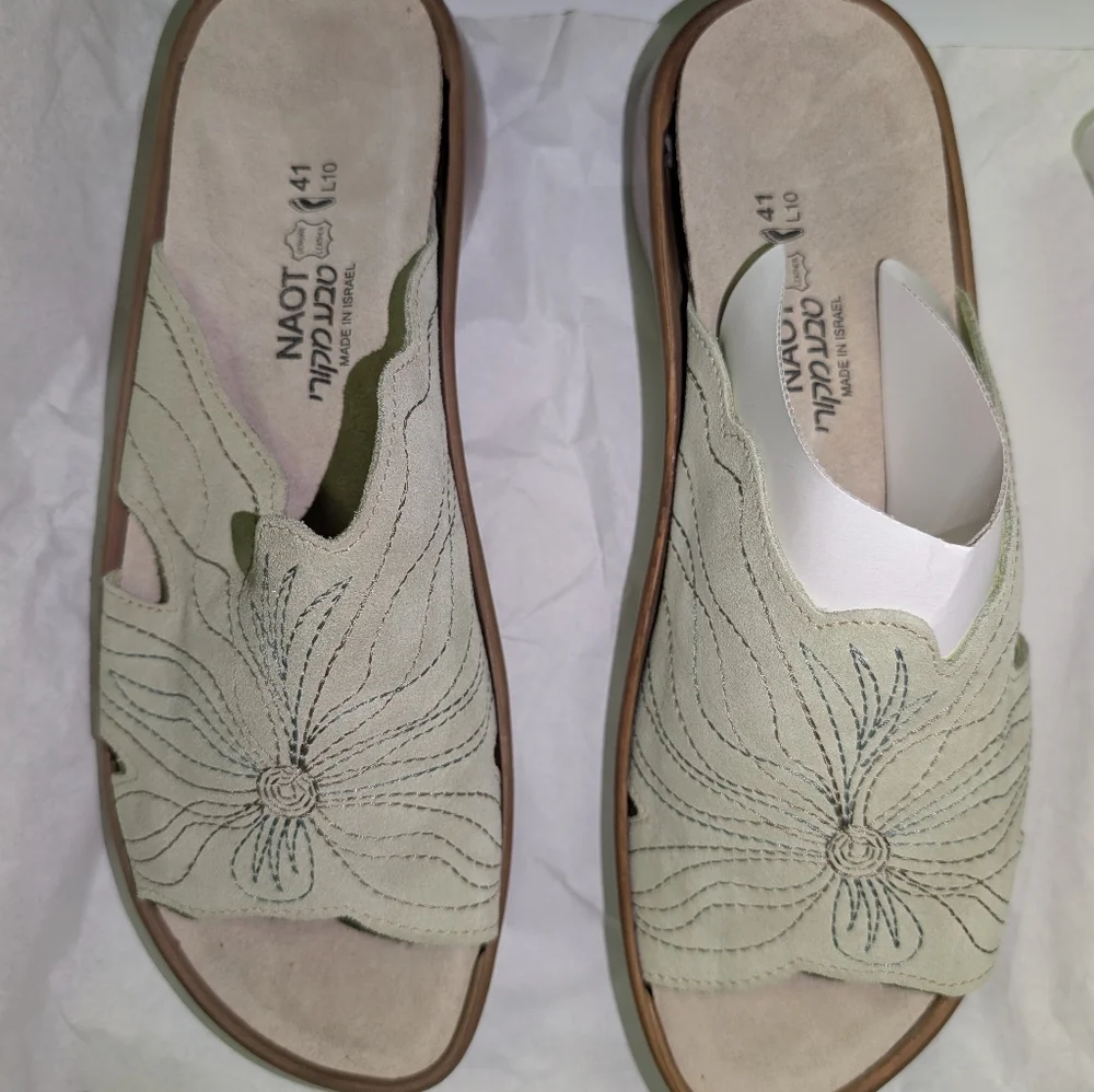 Naot green sandals - Picture 1 of 2
